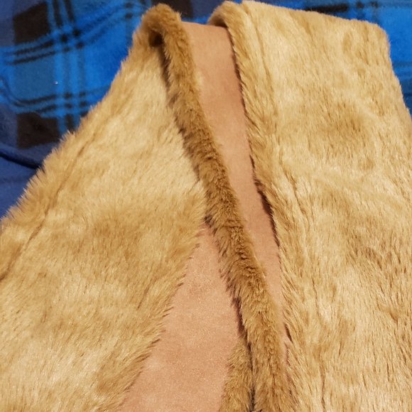 Scarf or wrap, Faux Fur 100% Polyester, Tan, picture distorts color - Picture 3 of 11